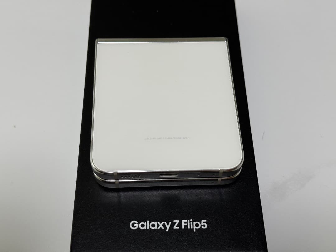 美品 Galaxy Z Flip5 クリーム 256GB A-52
