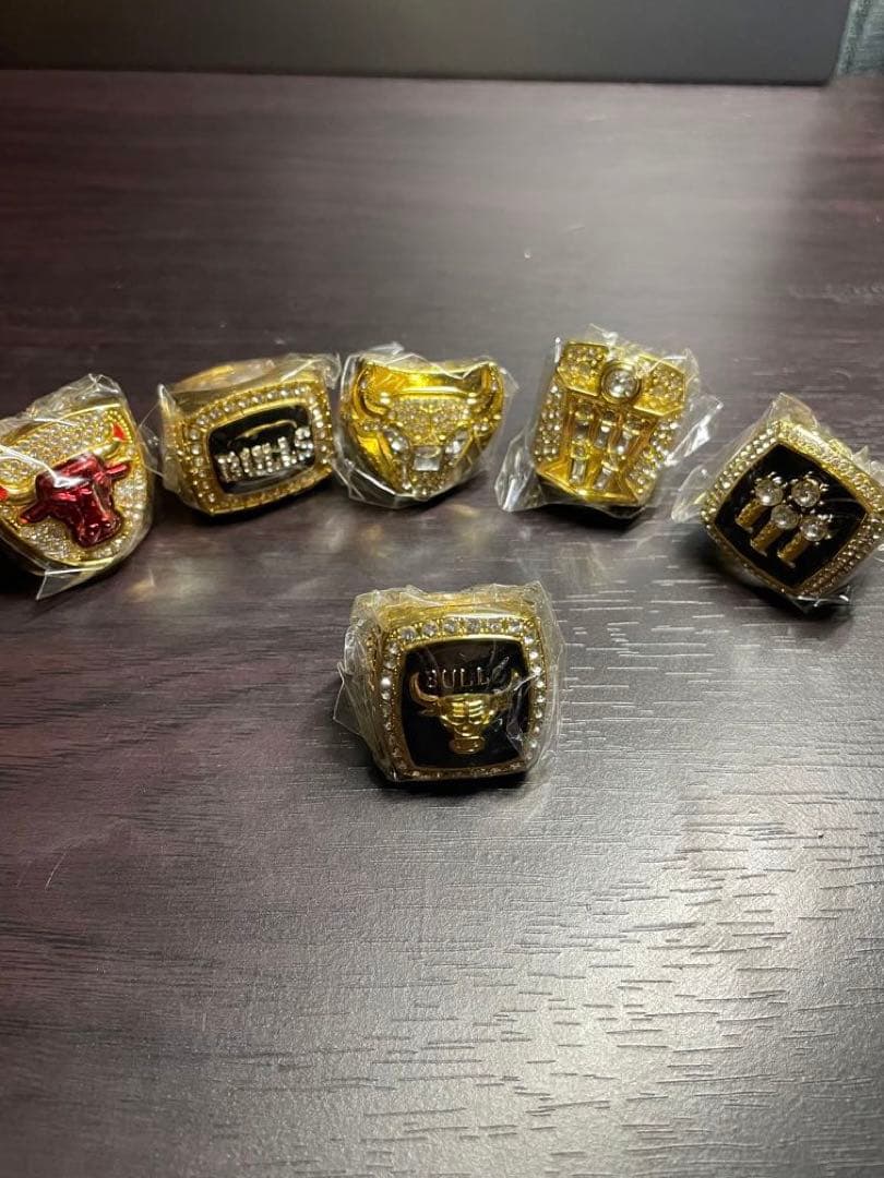 NBA シカゴブルズ　チャンピオン、メンズリングの木箱に記念アクセサリー