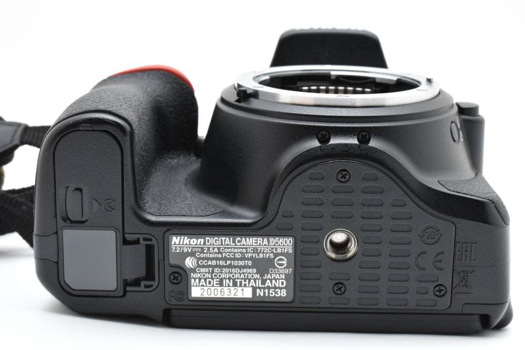 美品　ニコン D5600 ダブルズームキット /SD64GB/専用ガラスフィルム