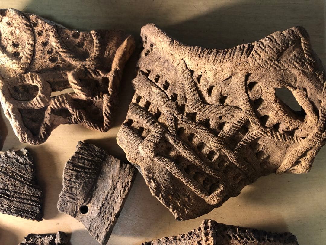 「土器の欠片 縁の部分 No.660」です。