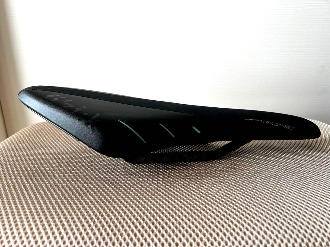 Fizik ARIONE R1フィジーク カーボンレール サドル チェレステ