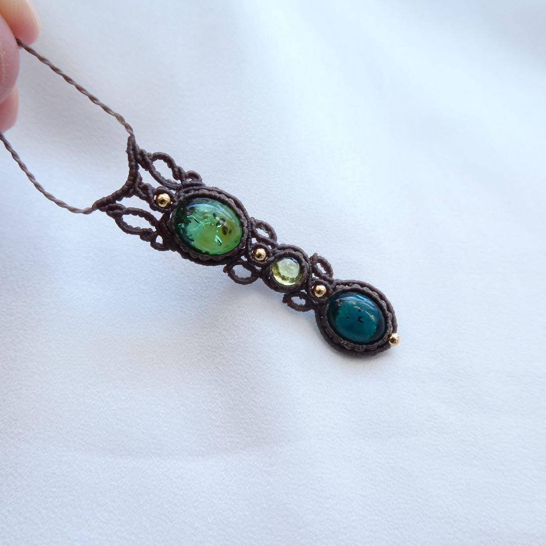 2種類のグリーンアンバー・ペリドットのマクラメネックレス