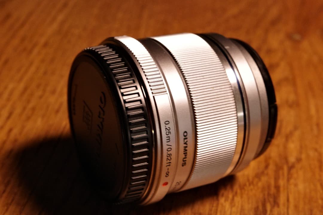 OLYMPUS M.ZUIKO DIGITAL 25mm F1.8 シルバー