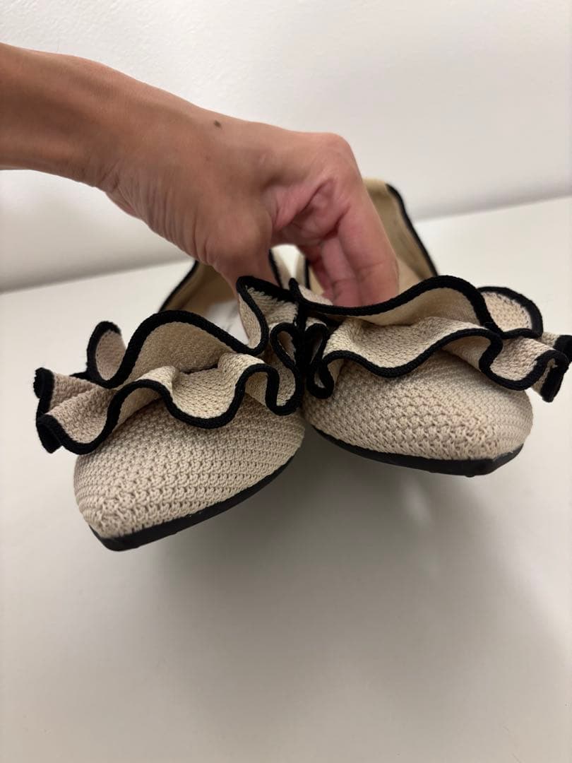 美品　38 Offen フリルパンプス　ベージュ　黒　フラットシューズ