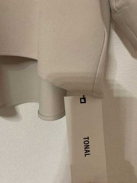 TONAL パールキーネックブラウス