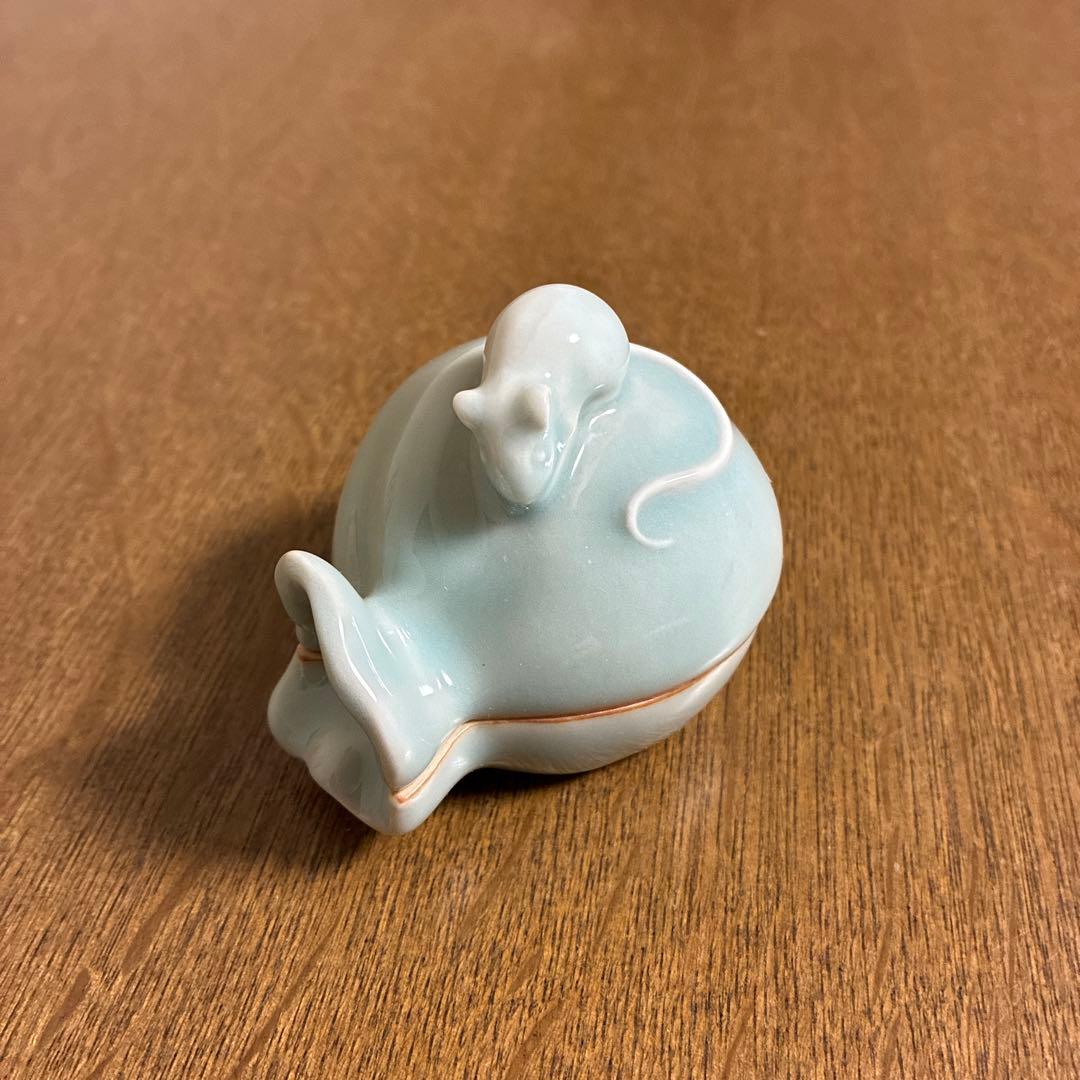 香合　青瓷袋鼠