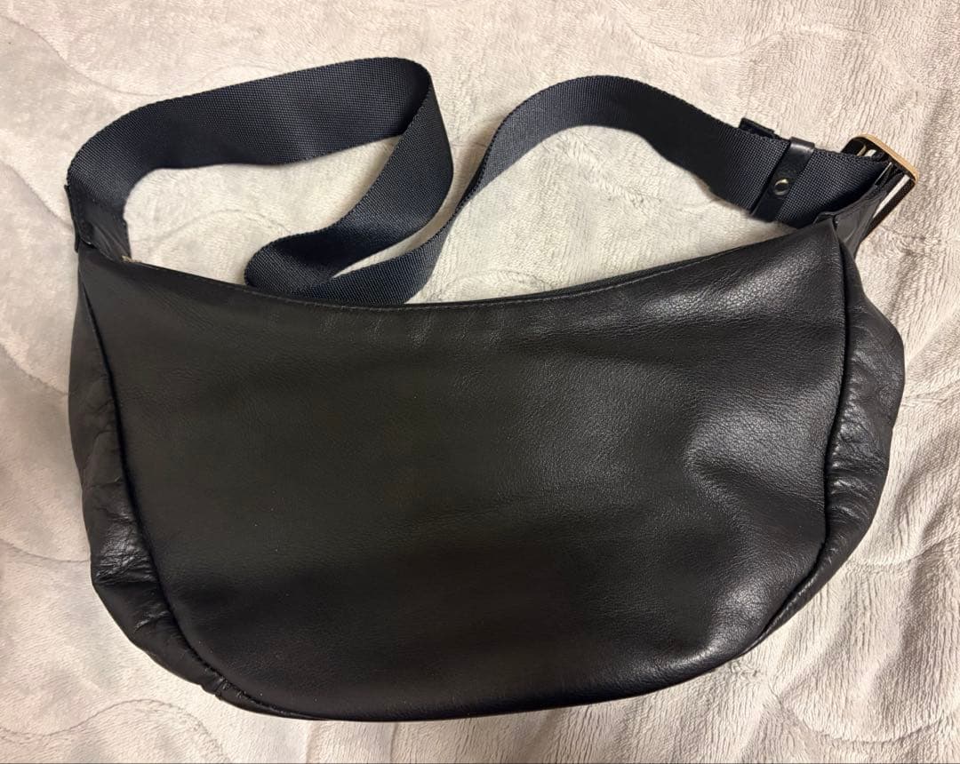 ラシット ソフトレザー ラウンド ショルダーバッグ　ブラック