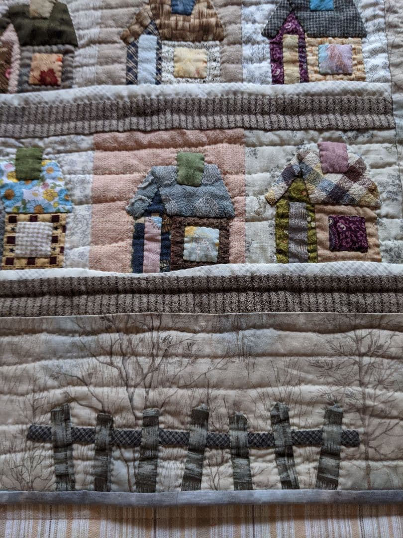 ハウスの冬景色　パッチワークキルト　タペストリー