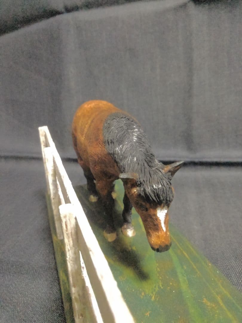 木彫りのコーギー2匹と馬