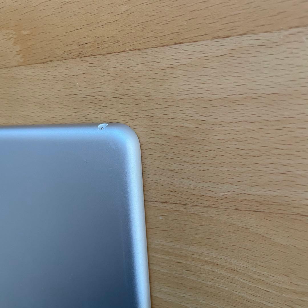 【極美品】Apple iPad 第8世代 シルバー　バッテリー良好