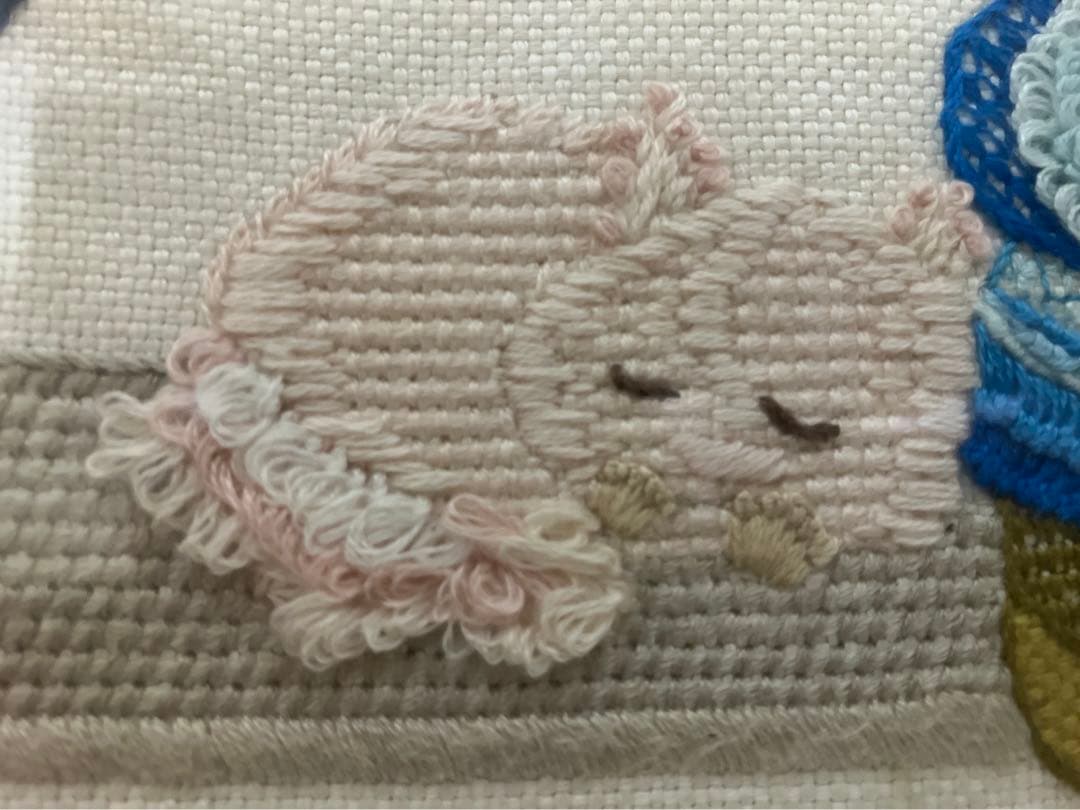 戸塚刺繍　「女の子と猫」　額入りタペストリー　【ハンドメイド作品】