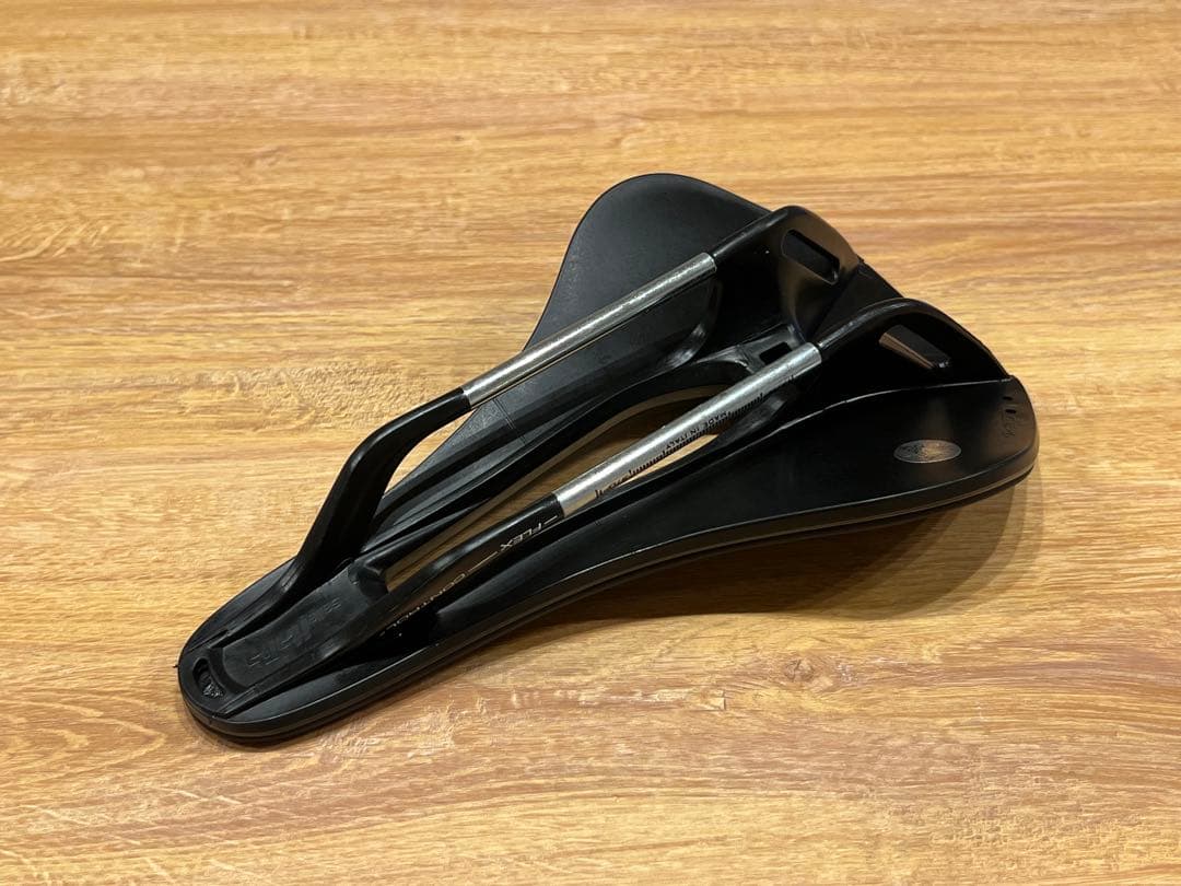 サドルNOVUS BOOST EVO FeC ALLOY SUPERFLOW L