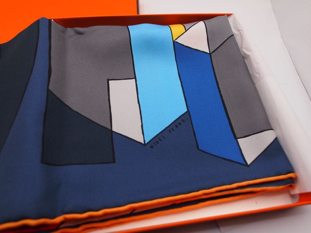 HERMÈS THE NATURE OF MEN シルクスカーフ