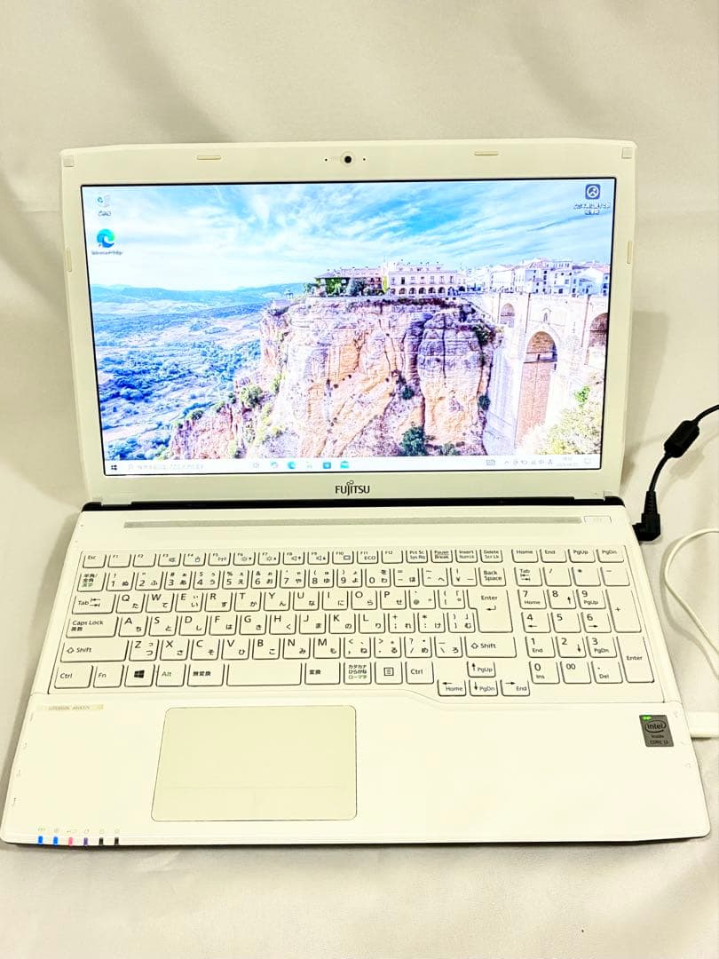 富士通ノートPC ホワイト　LIFEBOOK AH45/S FMVA45SWP