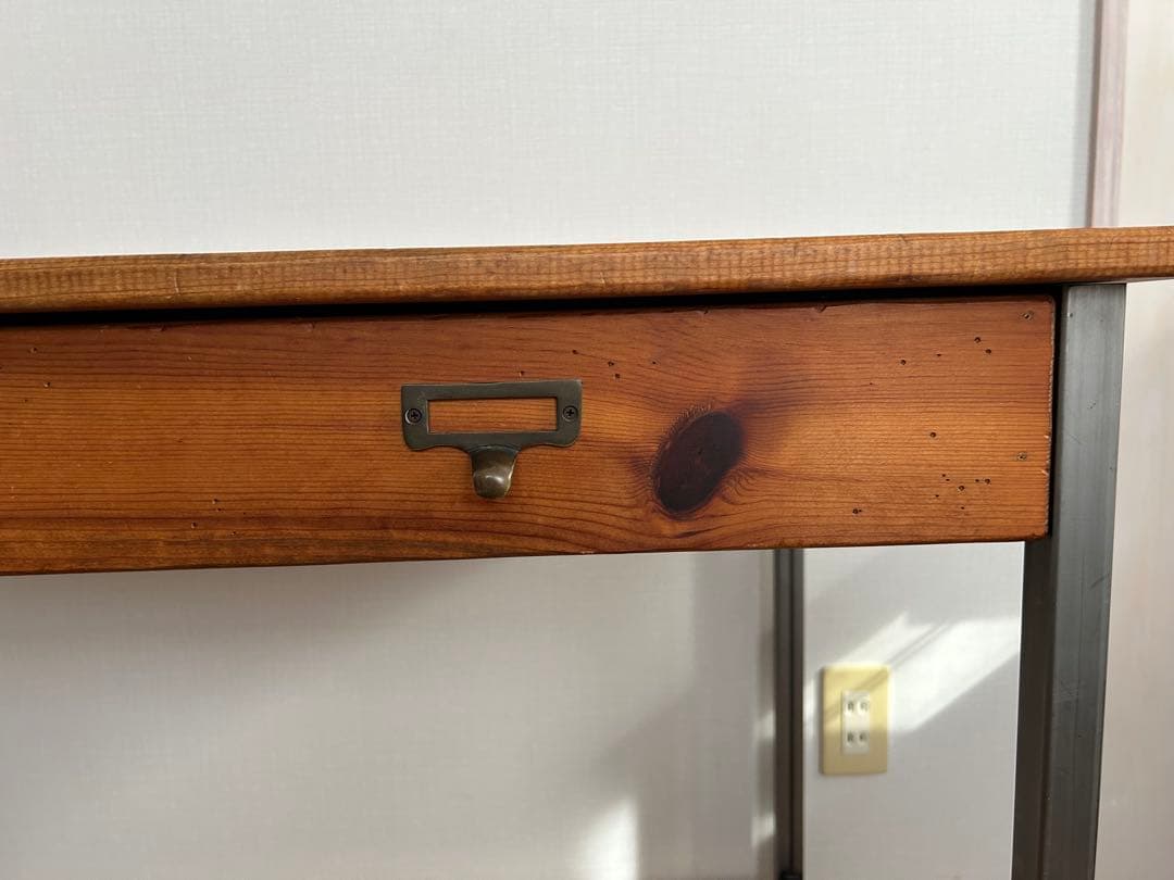 アイアンと木製の机　デスク