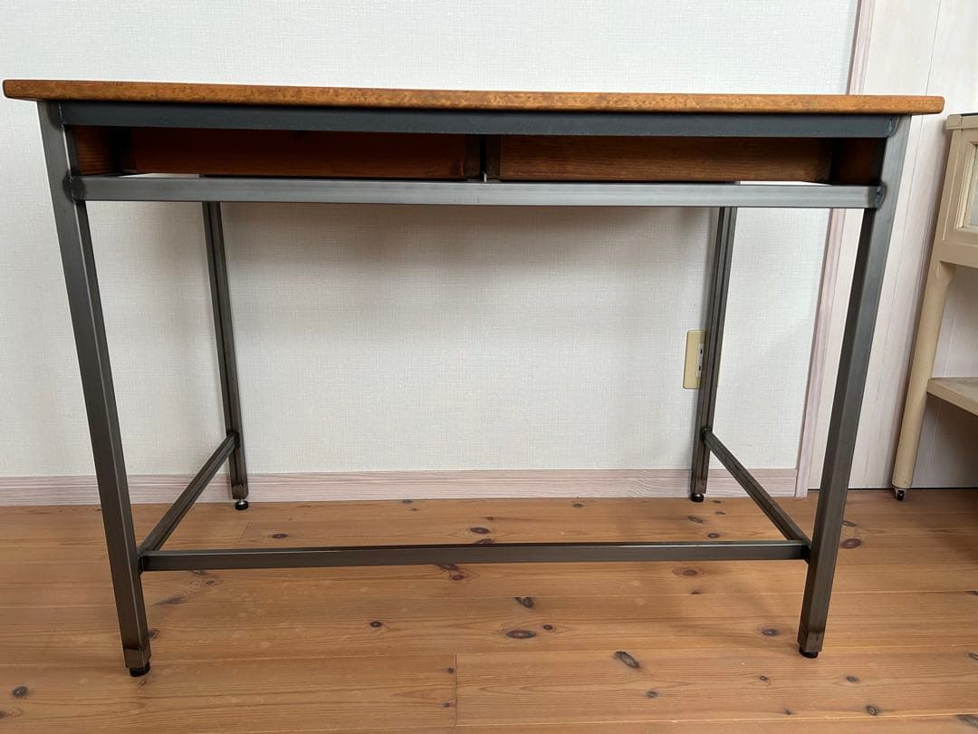 アイアンと木製の机　デスク