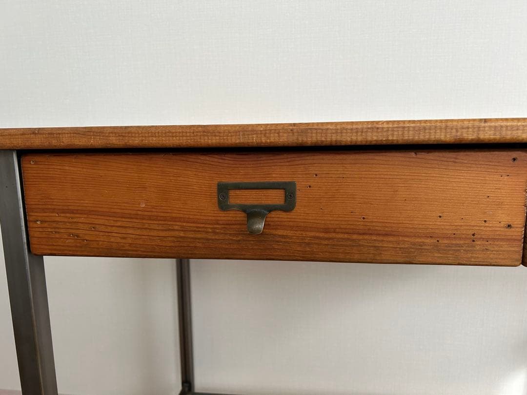 アイアンと木製の机　デスク