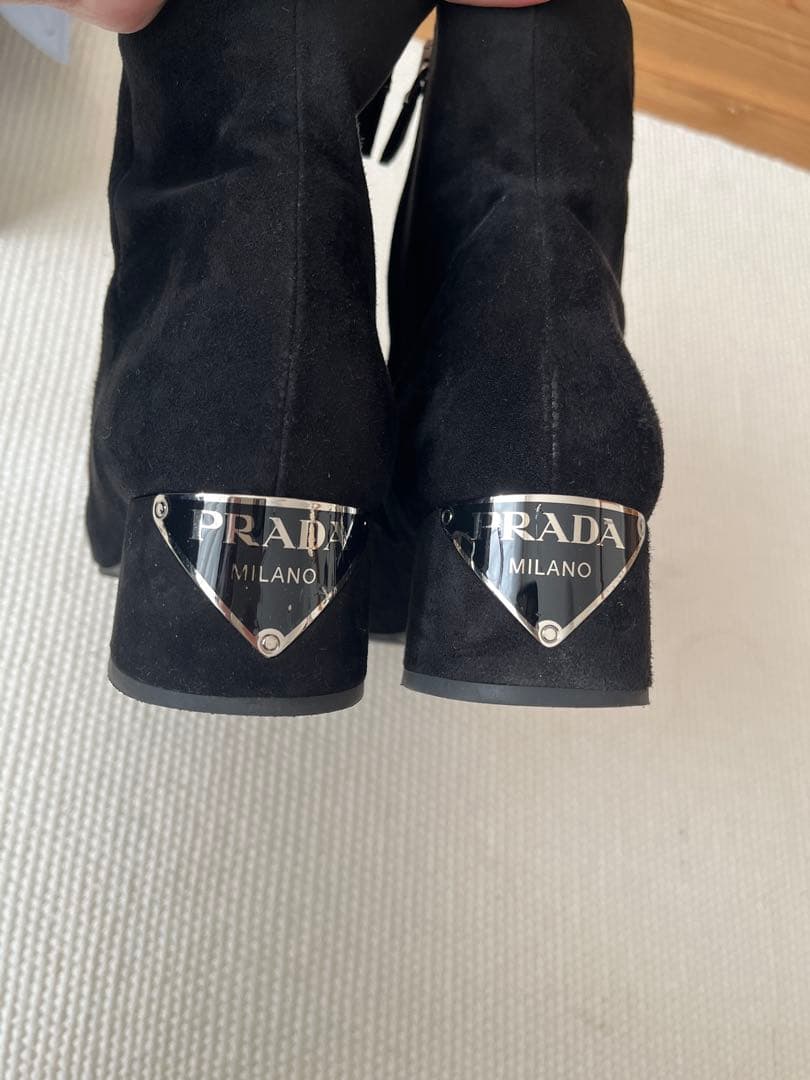 PRADA プラダ　スエードアンクルブーツ　ブラック　三角ロゴプレート