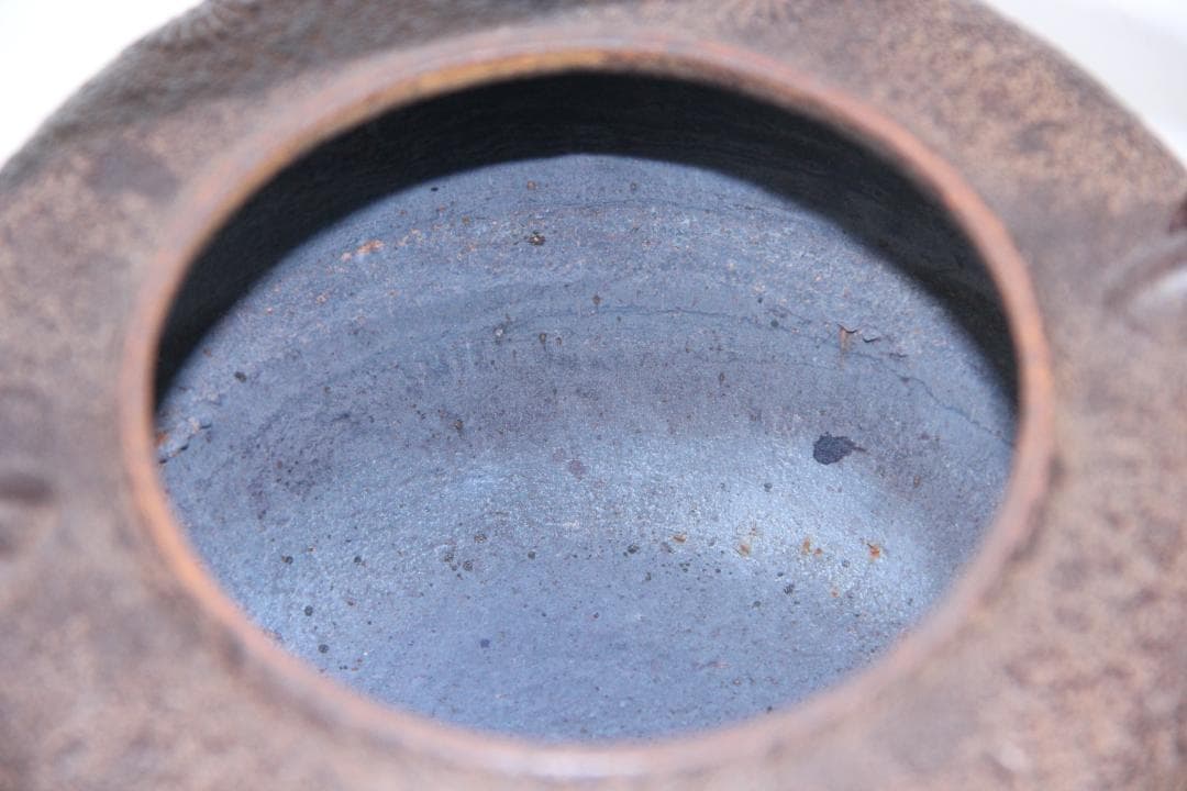 南部鉄器　金孤堂　松竹梅彫　馬摘蓋　鉄瓶　容量約1000ml　 Eo21-30
