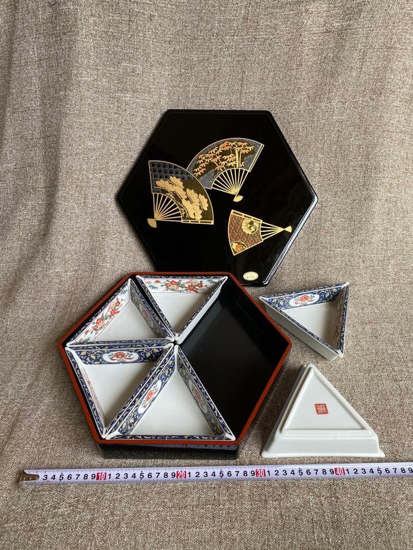 六角形扇子模様の漆器重箱