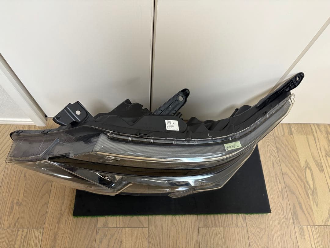 極美品取付部破損無し　トヨタ純正　80系ヴォクシー前期ZS ヘッドライトユニット