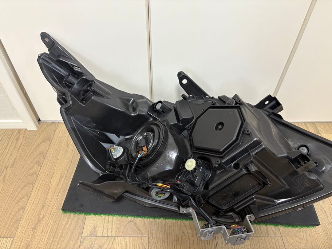 極美品取付部破損無し　トヨタ純正　80系ヴォクシー前期ZS ヘッドライトユニット