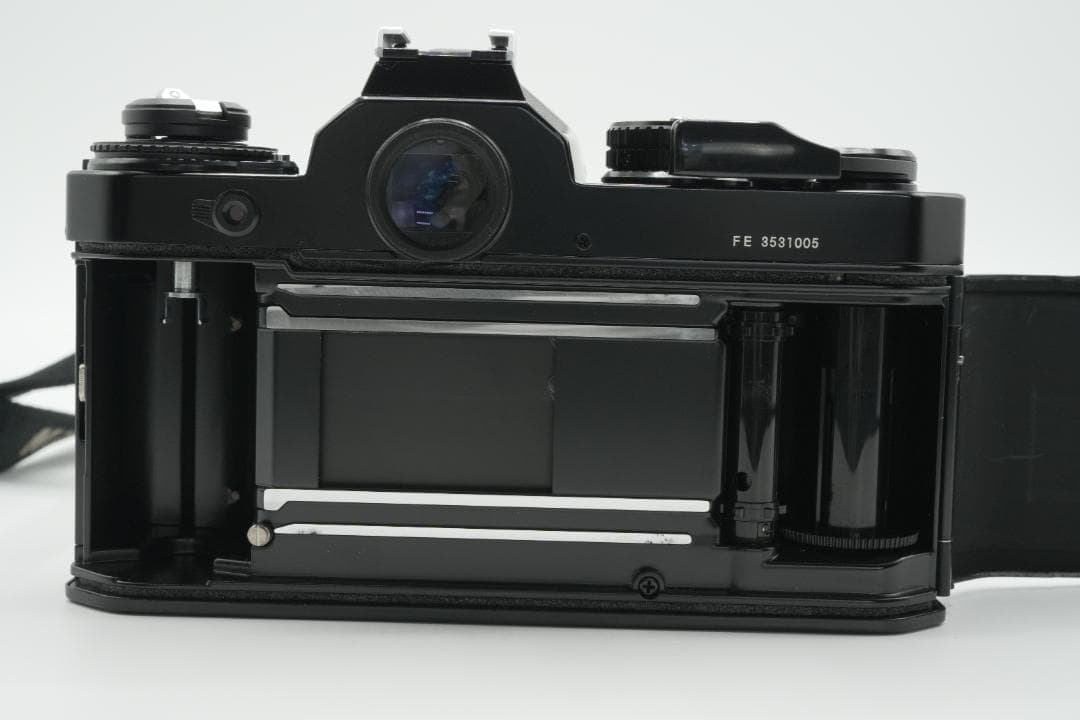 【美品】Nikon FE ブラック フィルムカメラ本体／前キャップ・ストラップ