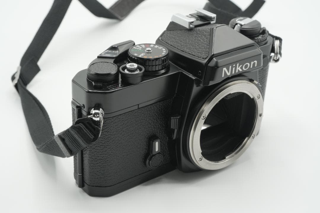 【美品】Nikon FE ブラック フィルムカメラ本体／前キャップ・ストラップ