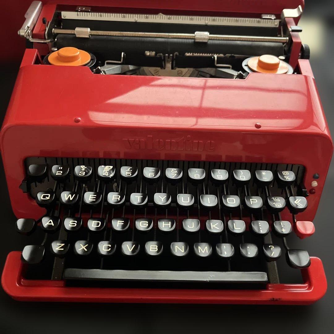 オリベッティ赤いバケツのタイプライター