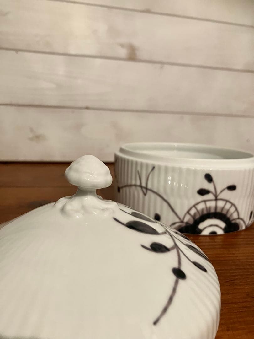 ロイヤルコペンハーゲン ＊ ブラックフルーテッド メガ ボックスラウンド