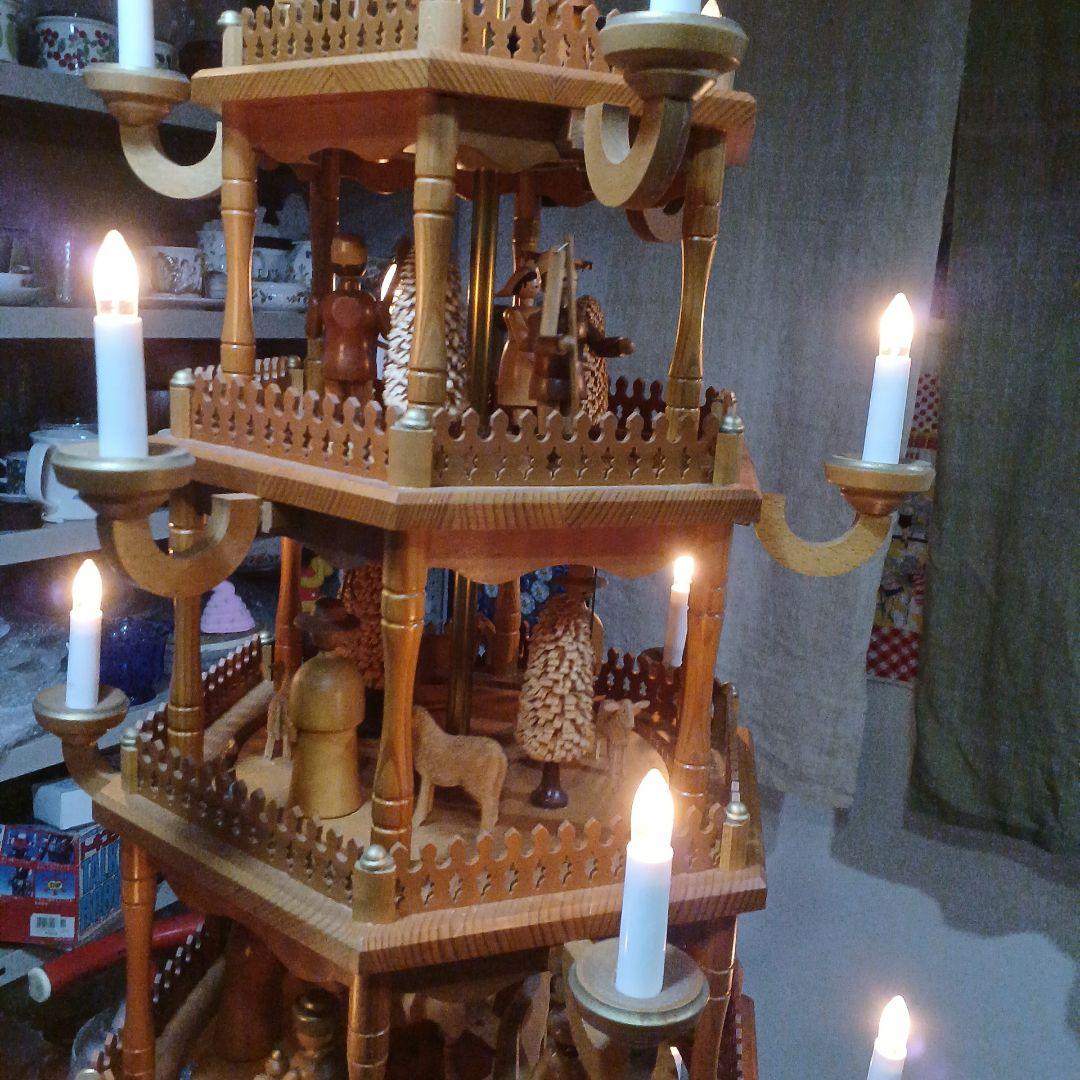 ザイフエン村木製クリスマスピラミッド 高さ130cm幅60cm。