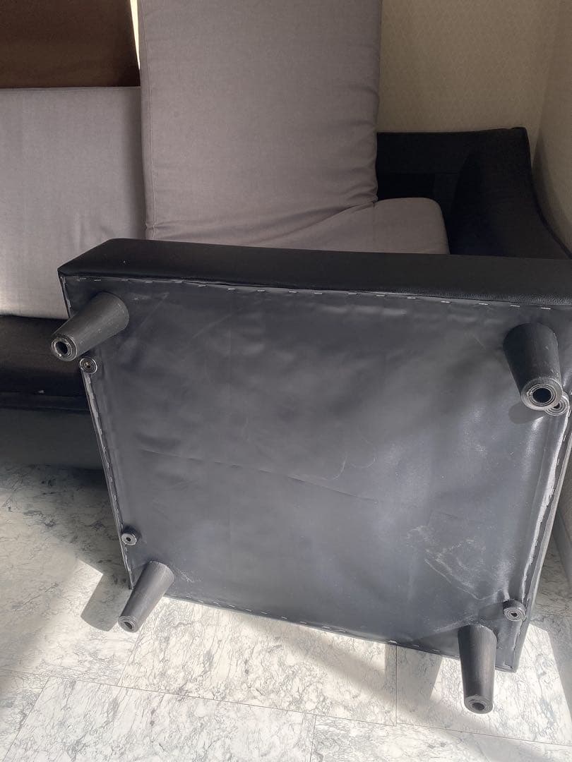 グレーと黒のL字型ソファ