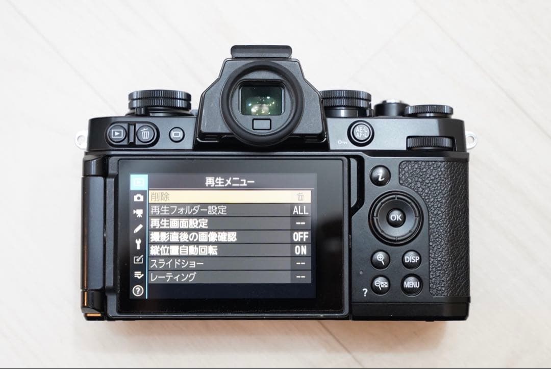 【最終値下げ】Nikon zfc 本体(バッテリー予備付き)