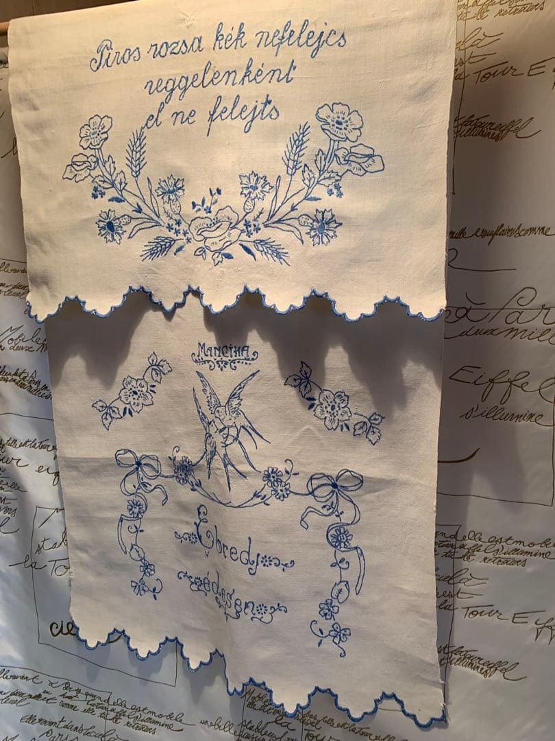 フランスアンティーク　可愛い燕2羽とガーランドがブルーの糸で刺繍された素敵な布！