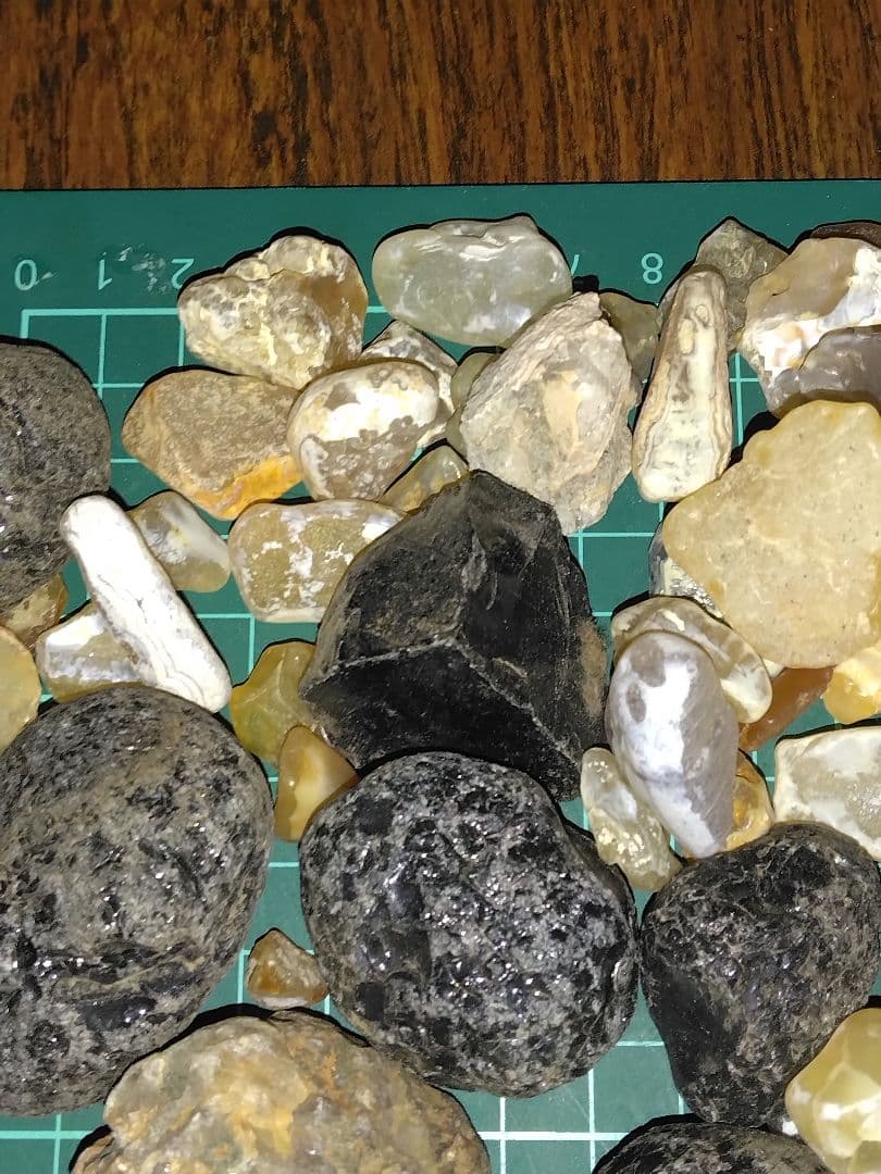 北海道産鉱物標本　鉱物　瑪瑙　稲倉石　原石　宝石　天然石　A8