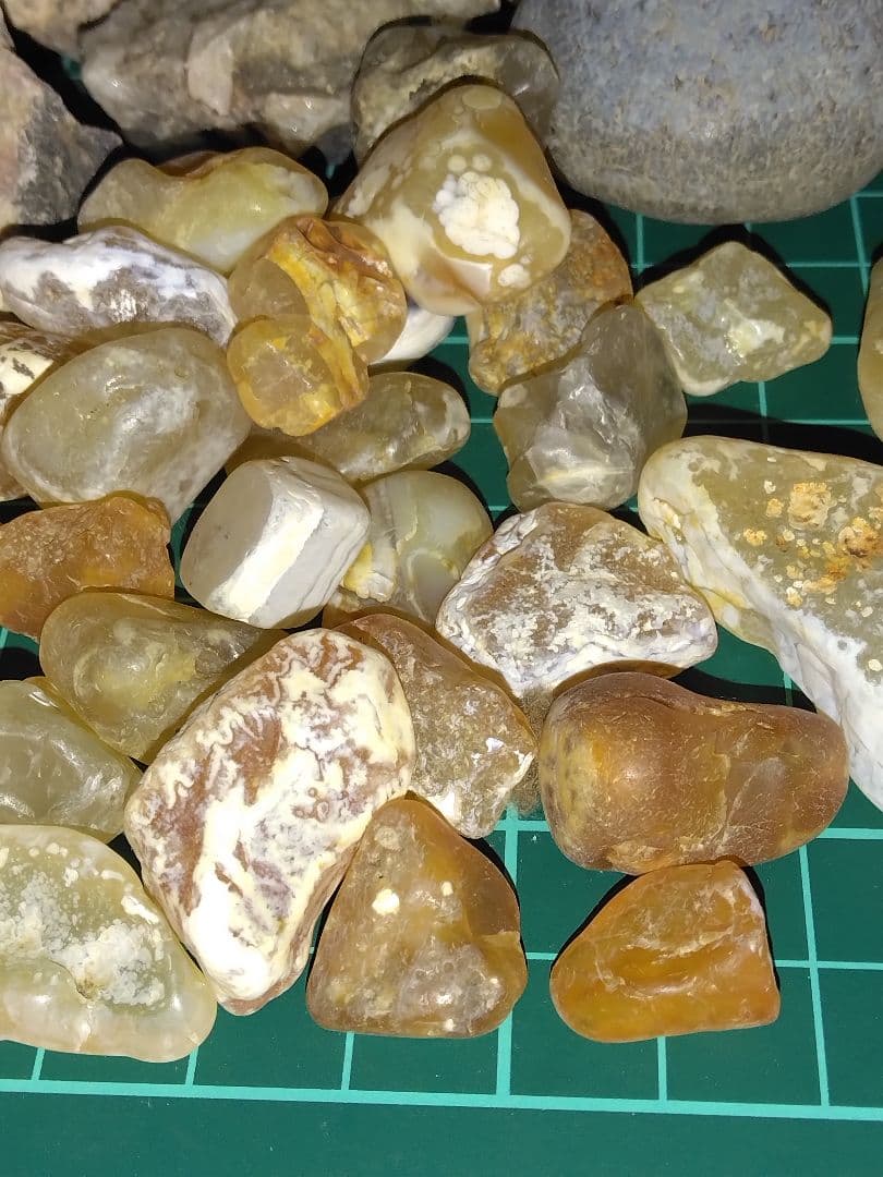 北海道産鉱物標本　鉱物　瑪瑙　稲倉石　原石　宝石　天然石　A8