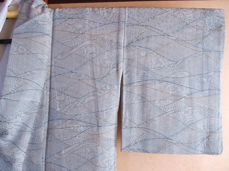 三越誂　織りに染め小紋（波筋文）裄65　薄手で軽　正絹美品