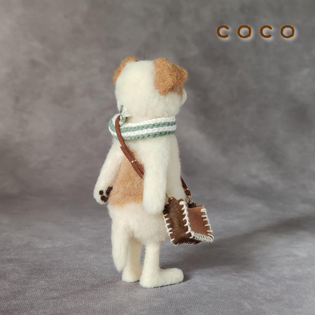 ショルダーバックを下げたハチワレわんこさん