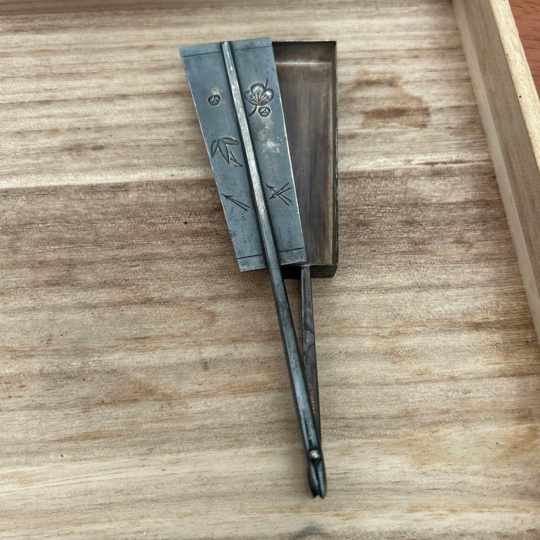 銀製　扇子型　楊枝入れ细工　梅　紅葉32g