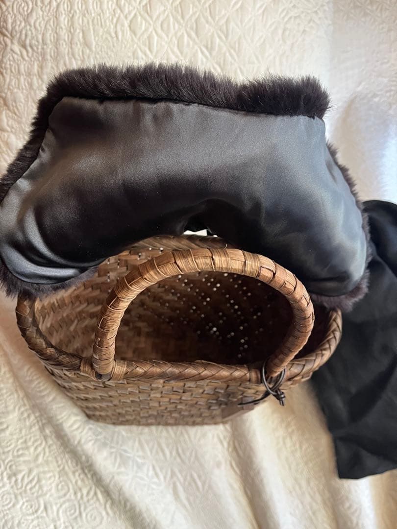 かごや　未使用　冬用　フェイクファー蓋付きくるみ籠　網代編み　　リネン巾着袋付き