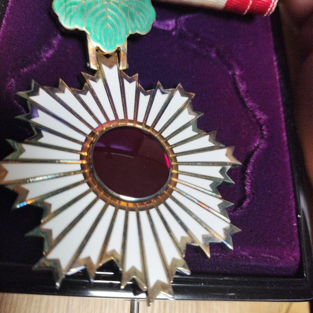 勲三等旭日中綬章　勲章 記章 徽章 ケース付/保管品/現状品/ 勲二等