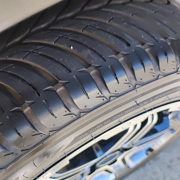 オールシーズンタイヤアルミホイールセット　17インチ