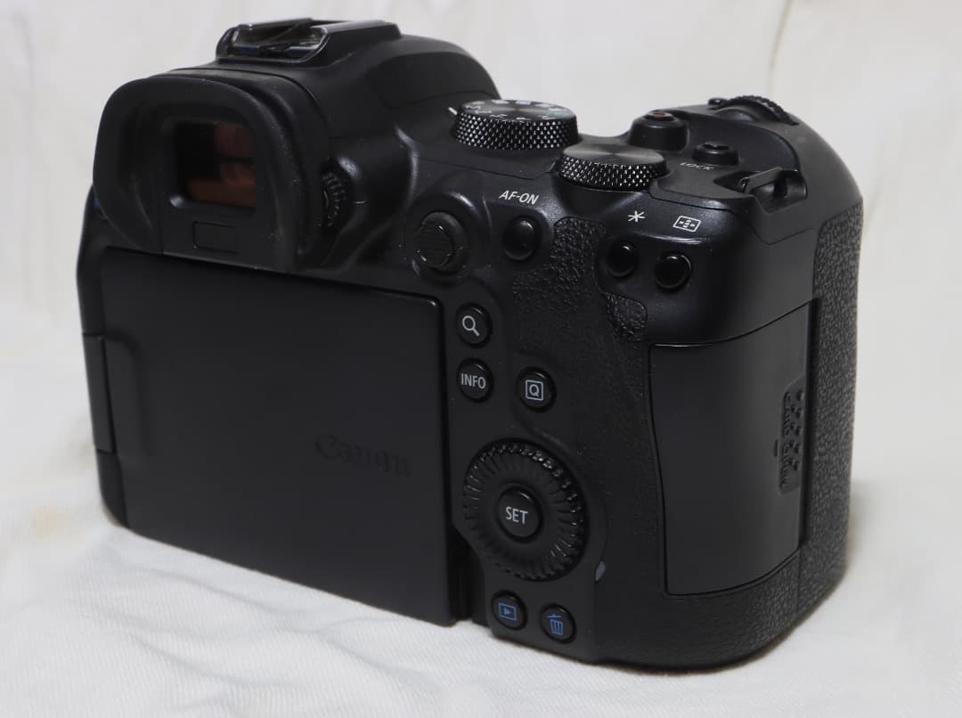 値下げCanon EOS R6 本体と付属品（バッテリは2個）　5600枚撮影