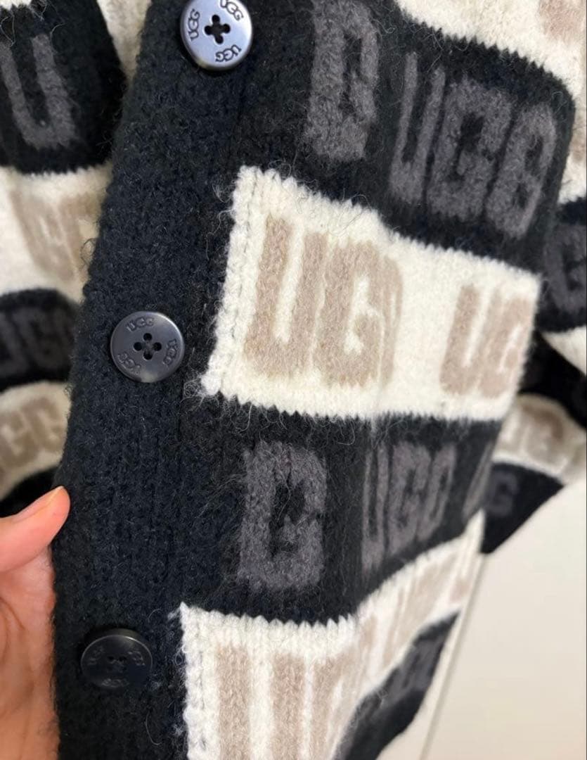 まーちん様UGG アグ カーディガン グラフィック ロゴ ボーダーモノトーン美品