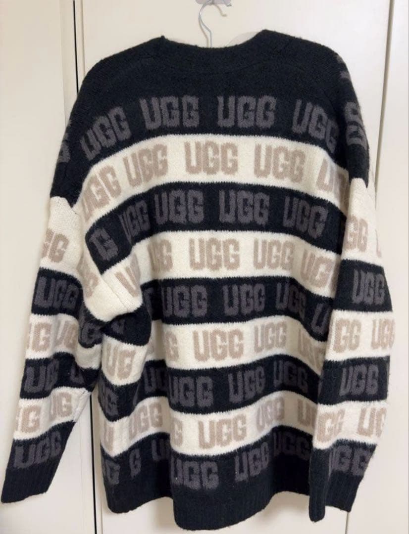 まーちん様UGG アグ カーディガン グラフィック ロゴ ボーダーモノトーン美品