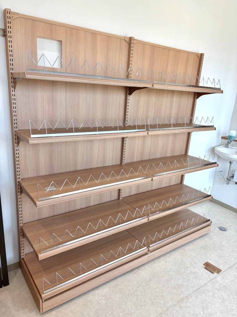 木目調ディスプレイ棚 仕切り付き 店舗什器
