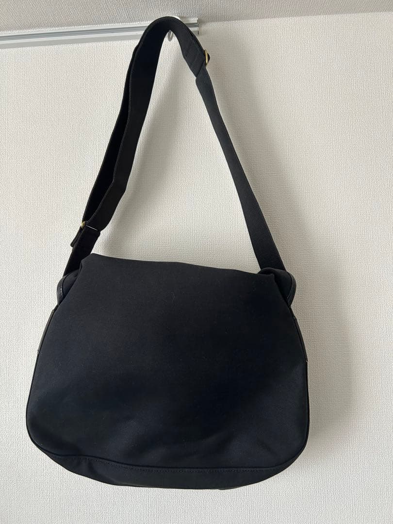 アリエルトラウト ラージ／黒 ショルダーバッグ アリエルトラウト メッセンジャー