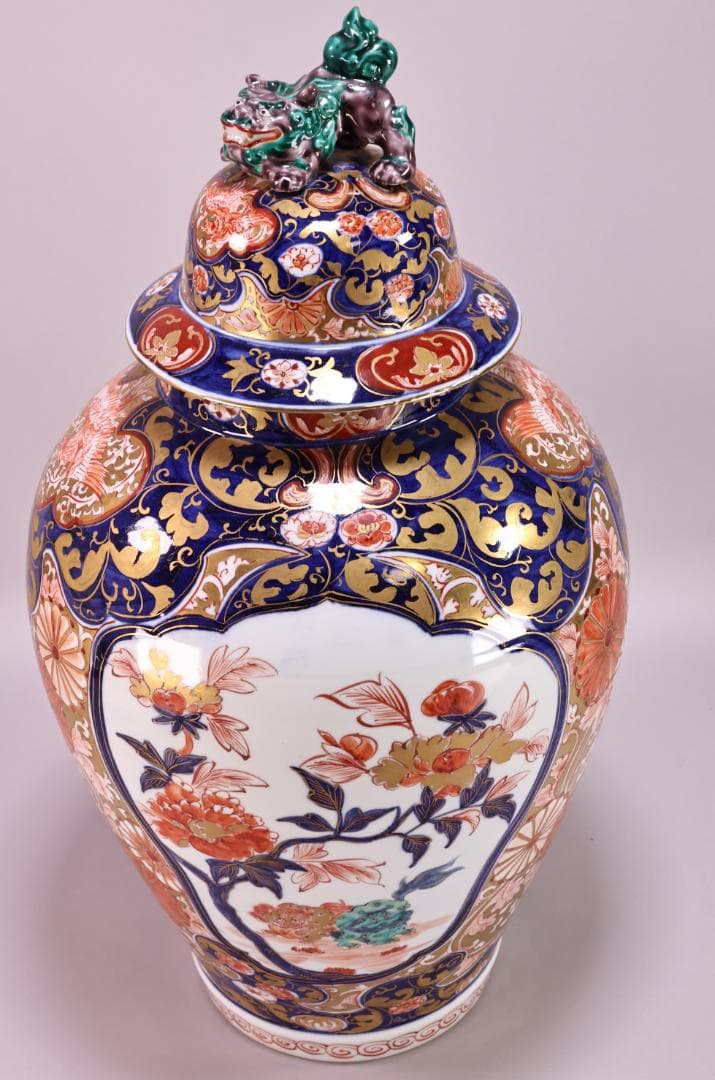 古伊万里　大明成化年製銘　牡丹唐獅子図　大壺　金彩　獅子摘蓋　54㎝ BJ179