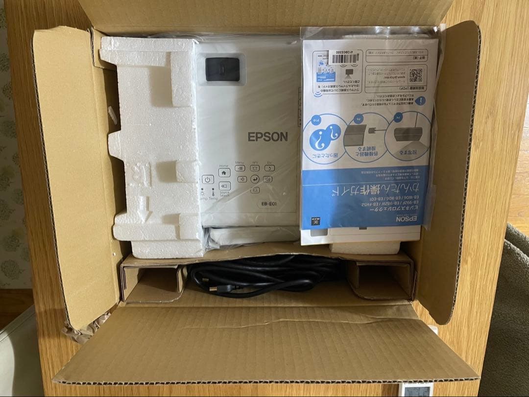 EPSON EB-E01プロジェクター本体