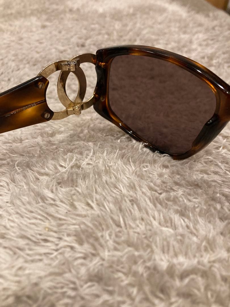 CHANEL ロゴ付きブラウンサングラス